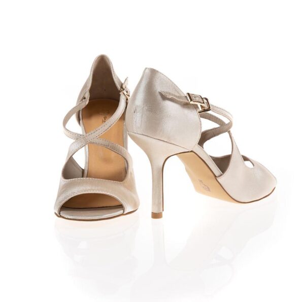 Aurelia Nute (5) Aurelia Nute (5)